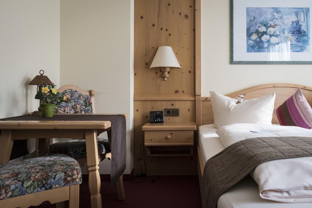 Akzent Hotel Am Bach Dettelbach Esterno foto