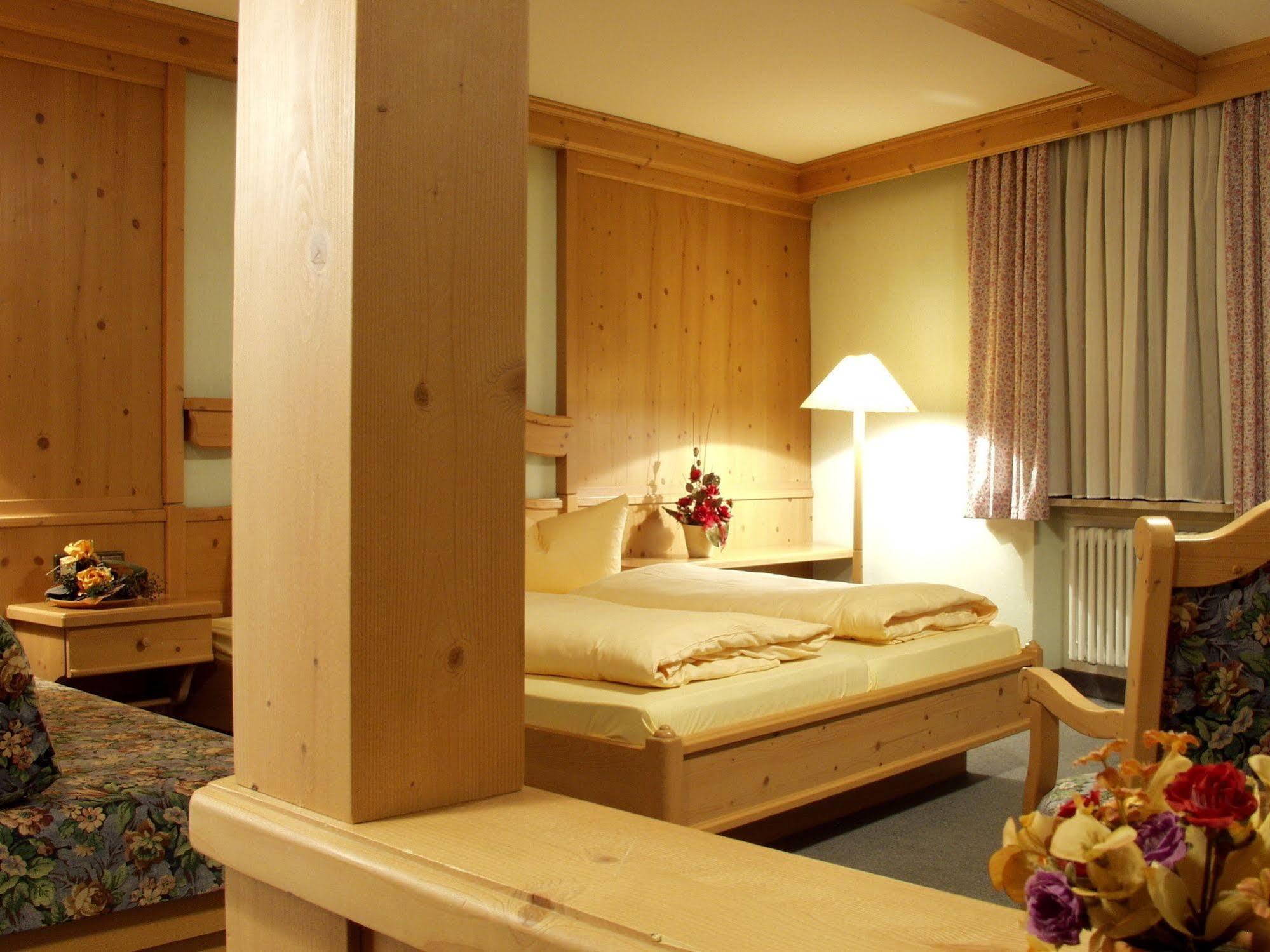 Akzent Hotel Am Bach Dettelbach Esterno foto
